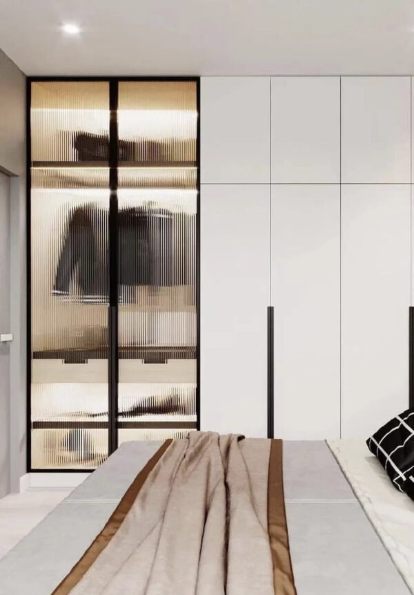 Narrow reeded toughened glass soft-stop hinged door