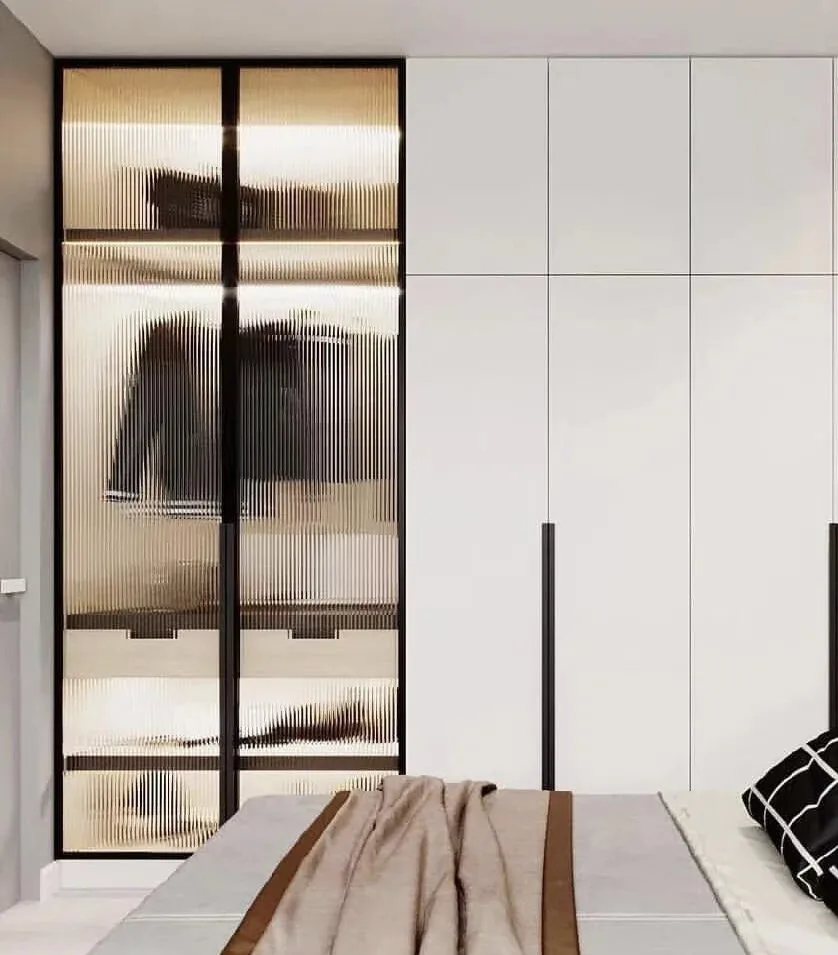 Narrow reeded toughened glass soft-stop hinged door