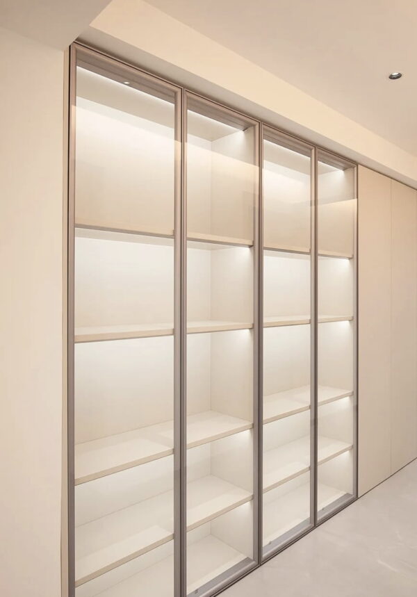 ultra-clear-glass-hinged-door