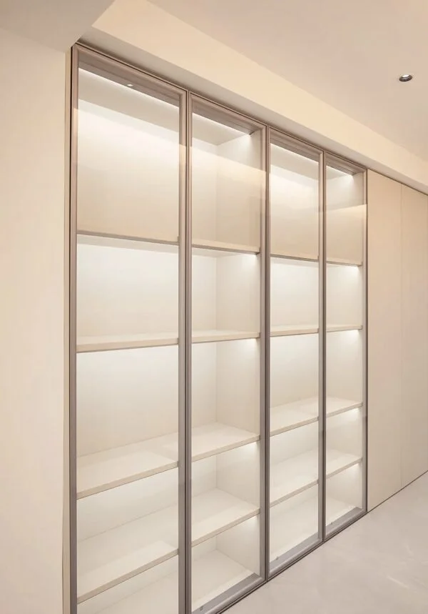 ultra-clear-glass-hinged-door
