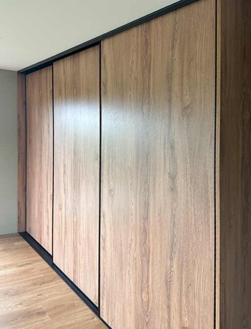 Three-colour-melamine-sliding-door-with-triple-tracks