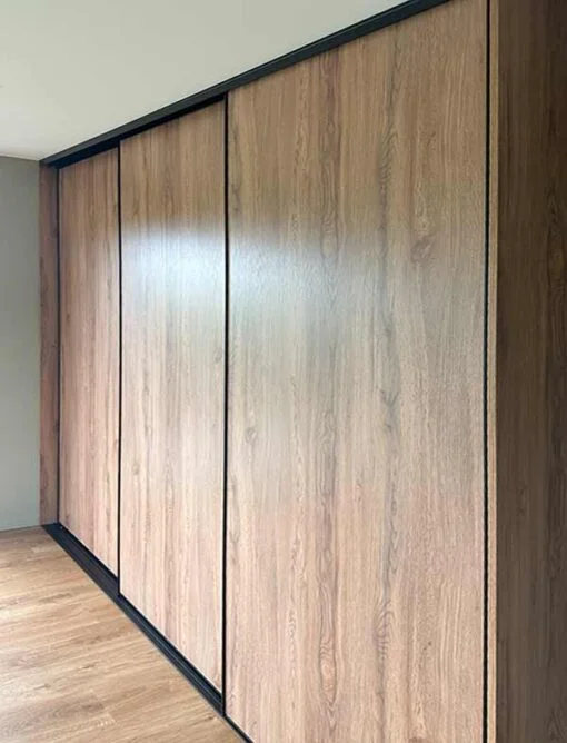 Three-colour-melamine-sliding-door-with-triple-tracks